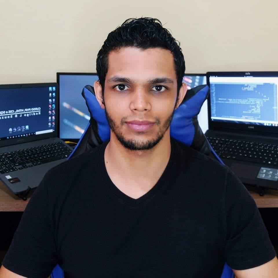 Rodrigo Barbosa, Sobrinho DEV, em seu espaço de trabalho
